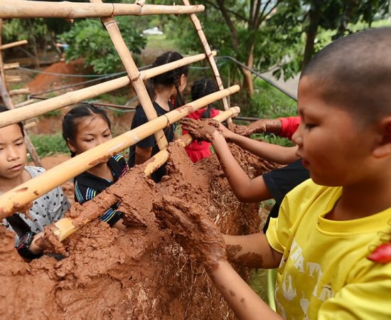 11 ลงแรงช่วยกันสร้างบ้านดิน